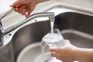 水道水の塩素が気になる・・・カルキ臭の原因と家庭でできる対策のサムネイル