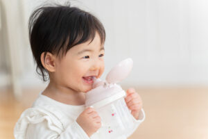 赤ちゃんに水道水を使うときに知っておきたいこと｜ミルク・離乳食と水の選び方のサムネイル